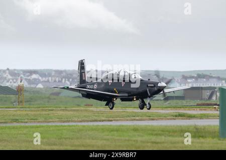 ZM343 - Royal Air Force Beechcraft T6C Texan II Taxis im RAF Valley, Anglesey, Wales Stockfoto