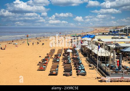 Blick auf den Strand von Scheveningen Pier, den Haag, Niederlande. Stockfoto