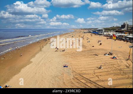 Blick auf den Strand von Scheveningen Pier, den Haag, Niederlande. Stockfoto