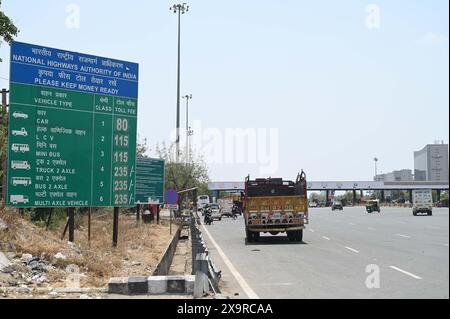 GURUGRAM, INDIEN – 2. JUNI: Die National Highways Authority of India (NHAI) wird die Mautgebühren am Kherki Daula mautplatz am National Highway-48 in der Nähe des Cloverleaf Interchange am 2. Juni 2024 in Gurugram, Indien, erhöhen. (Foto: Parveen Kumar/Hindustan Times/SIPA USA ) Stockfoto