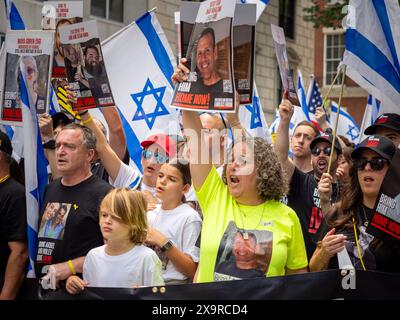 New York, USA. New York, USA. Juni 2024. New York, New York, USA. Juni 2024. Ein großes Banner mit der Aufschrift "Bring sie jetzt nach Hause" wird getragen, in dem die Freilassung der Geiseln gefordert wird, die von der Hamas in Palästina festgehalten werden. Einige der Geiselfamilien an der Spitze dieser Gruppe. Die jährliche Israel Parade in NYC feiert die israelische Kultur und das Erbe mit lebhaften Wagen, Musik und Tanz. Tausende marschieren die Fifth Avenue hinunter und zeigen den Stolz der Gemeinschaft und die Solidarität mit Israel. (Kreditbild: © Carlos Chiossone/ZUMA Press Wire) NUR REDAKTIONELLE VERWENDUNG! Nicht für kommerzielle ZWECKE! Quelle: ZUMA Press, Inc./A Stockfoto