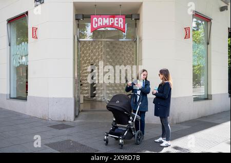 Madrid, Spanien. Mai 2024. Frauen werden außerhalb des spanischen multinationalen Herstellungs- und Schuheinzelhandels Camper Store in Spanien gesehen. (Credit Image: © Xavi Lopez/SOPA Images via ZUMA Press Wire) NUR REDAKTIONELLE VERWENDUNG! Nicht für kommerzielle ZWECKE! Stockfoto