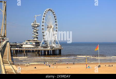 Haag-Scheveningen, Niederlande - 2. Mai 2024: Besuch der schönen Stadt Scheveningen und des Riesenrads am Pier an der Nordsee. Stockfoto