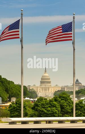 Washington DC, USA - 2. Mai 2024: Nationalflagge der Vereinigten Staaten von Amerika, die Stars and Stripes, mit dem Kapitolgebäude im Hintergrund Stockfoto