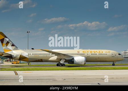 Washington DC, USA - 29. April 2024: Vorderansicht einer Boeing 787 Dreamliner (Kennzeichen A6-BNE), betrieben von Etihad am Flughafen Dulles International Stockfoto