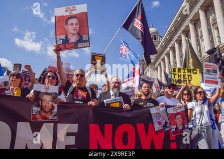 London, Großbritannien. Juni 2024. Der britische Oberrabbiner Ephraim Mirvis (c) nimmt an dem marsch Teil. Tausende von Menschen marschierten in Zentral-London und forderten die Freilassung der israelischen Geiseln, die von der Hamas in Gaza festgehalten wurden. (Foto: Vuk Valcic/SOPA Images/SIPA USA) Credit: SIPA USA/Alamy Live News Stockfoto