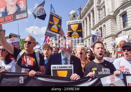 London, Großbritannien. Juni 2024. Der britische Oberrabbiner Ephraim Mirvis (c) nimmt an dem marsch Teil. Tausende von Menschen marschierten in Zentral-London und forderten die Freilassung der israelischen Geiseln, die von der Hamas in Gaza festgehalten wurden. (Foto: Vuk Valcic/SOPA Images/SIPA USA) Credit: SIPA USA/Alamy Live News Stockfoto