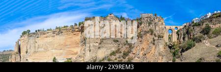 RONDA, SPANIEN - 6. OKTOBER 2023: Panoramablick auf die Puente-Nuevo-Brücke am sonnigen Tag in Ronda, Spanien am 6. Oktober 2023 Stockfoto