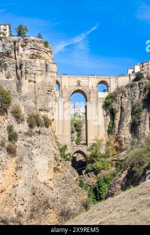 RONDA, SPANIEN - 6. OKTOBER 2023: Panoramablick auf die Puente-Nuevo-Brücke am sonnigen Tag in Ronda, Spanien am 6. Oktober 2023 Stockfoto