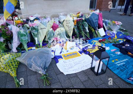 Blumen, Nachrichten und andere Tribut wurden im Headingley Stadium in Leeds nach der Ankündigung des Todes des ehemaligen Leeds Rhino Spielers Rob Burrow, im Alter von 41 Jahren, hinterlassen. Bilddatum: Sonntag, 2. Juni 2024. Stockfoto