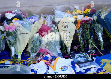 Blumen, Nachrichten und andere Tribut wurden im Headingley Stadium in Leeds nach der Ankündigung des Todes des ehemaligen Leeds Rhino Spielers Rob Burrow, im Alter von 41 Jahren, hinterlassen. Bilddatum: Sonntag, 2. Juni 2024. Stockfoto