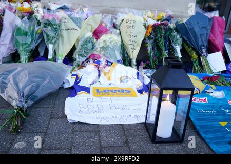 Blumen, Nachrichten und andere Tribut wurden im Headingley Stadium in Leeds nach der Ankündigung des Todes des ehemaligen Leeds Rhino Spielers Rob Burrow, im Alter von 41 Jahren, hinterlassen. Bilddatum: Sonntag, 2. Juni 2024. Stockfoto