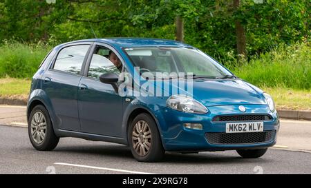 Milton Keynes, Großbritannien - 27. Mai 2024: 2012 blaues Fiat Punto Auto fährt auf einer britischen Straße Stockfoto