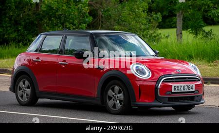 Milton Keynes, Großbritannien - 27. Mai 2024: 2022 roter Mini Cooper Car, der auf einer britischen Straße fährt Stockfoto