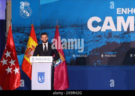 Madrid, Spanien, 02/06/2024 Nacho Fernandez Iglesias, Bürgermeister von Madrid, José Luis Martínez-Almeida, in Begleitung von Mitgliedern des Regierungsteams und Vertretern der Gemeindegruppen, empfängt im Palacio de Cibeles die Spieler, technische und Management-Teams des Real Madrid Club de Fútbol für ihren neuen Titel als Champions der UEFA Champions League 2024. Quelle: Hazhard Espinoza Vallejos/Alamy Live News Stockfoto