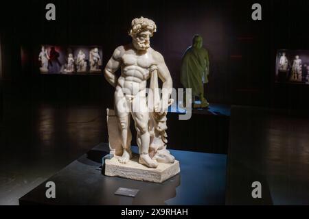 31. Mai 2024: Afyonkarahisay, Türkei, 1. Juni 2024: Herakles-Statue aus römischem Marmor aus dem 2. Jahrhundert n. Chr., gefunden in den Ausgrabungen von Cavdarli Hoyuk. Afyonkarahisar Archäologiemuseum, wo Artefakte aus der alten Bronze, hethitischen, phrygischen, lydischen, hellenistischen, römische und byzantinische Epochen werden ausgestellt, die wichtige Informationen über Leben, Glauben, Produktion und Handel von 3000 v. Chr. bis heute beleuchten. (Kreditbild: © Tolga Ildun/ZUMA Press Wire) NUR REDAKTIONELLE VERWENDUNG! Nicht für kommerzielle ZWECKE! Stockfoto