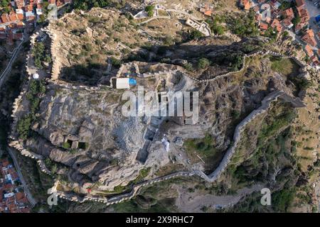 31. Mai 2024: Afyonkarahisay, Türkei, 1. Juni 2024: Afyonkarahisar Castle, auf einer vulkanischen Gesteinsmasse in einer Höhe von 226 Metern gelegen, wurde 1350 v. Chr. vom hethitischen Kaiser II. erbaut. Während der Zeit von Mursil wurde es als befestigte Position während der Arzava-Expedition genutzt und hieß Hapanuva. Die Burg war auch Schauplatz wichtiger Schlachten während der byzantinischen und seldschukischen Zeit. (Kreditbild: © Tolga Ildun/ZUMA Press Wire) NUR REDAKTIONELLE VERWENDUNG! Nicht für kommerzielle ZWECKE! Stockfoto