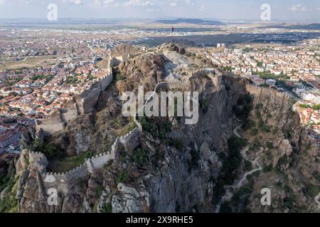 31. Mai 2024: Afyonkarahisay, Türkei, 1. Juni 2024: Afyonkarahisar Castle, auf einer vulkanischen Gesteinsmasse in einer Höhe von 226 Metern gelegen, wurde 1350 v. Chr. vom hethitischen Kaiser II. erbaut. Während der Zeit von Mursil wurde es als befestigte Position während der Arzava-Expedition genutzt und hieß Hapanuva. Die Burg war auch Schauplatz wichtiger Schlachten während der byzantinischen und seldschukischen Zeit. (Kreditbild: © Tolga Ildun/ZUMA Press Wire) NUR REDAKTIONELLE VERWENDUNG! Nicht für kommerzielle ZWECKE! Stockfoto