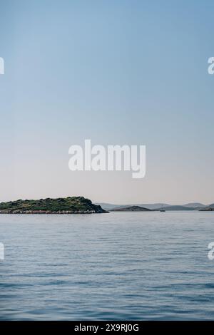 Felsiges Land unter klarem blauem Himmel, Berge der Insel Dugi Otok in der Adria, Kroatien Stockfoto