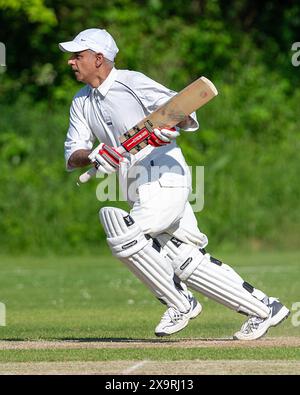 London, UK, 2. Juni 2024. Sadiq Kahn im Cricket-Spiel. Streatham und Marlborough Cricket Club veranstalten ein All-Star Celebrity Cricket Match, um Spenden für ihr Pavilion Projekt in Dulwich Common zu sammeln. Die Titelverteidiger waren Stephen Fry und Jim Carter, unter den Prominenten waren Freddie Fox, Andy Zaltzman Wayne Gordon und Jenny Pacey. Quelle: MartinJPalmer/Alamy Live News Stockfoto