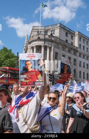 London, UK, 2. Juni 2024. Tausende mit Plakaten und gelben Bändern marschierten von Lincolns Inn Fields nach Whitehall und forderten die Freilassung der verbleibenden Geiseln, die aus Israel genommen und in Gaza festgehalten wurden. Quelle: Eleventh Photography/Alamy Live News Stockfoto