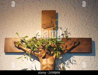 Fesselnde religiöse Symbole aus Bariloche, die komplizierte Kirchenartefakte zeigen, die spirituellen und kulturellen Reichtum widerspiegeln. Stockfoto