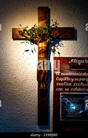 Fesselnde religiöse Symbole aus Bariloche, die komplizierte Kirchenartefakte zeigen, die spirituellen und kulturellen Reichtum widerspiegeln. Stockfoto