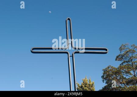 Fesselnde religiöse Symbole aus Bariloche, die komplizierte Kirchenartefakte zeigen, die spirituellen und kulturellen Reichtum widerspiegeln. Stockfoto