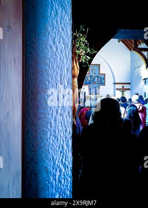 Fesselnde religiöse Symbole aus Bariloche, die komplizierte Kirchenartefakte zeigen, die spirituellen und kulturellen Reichtum widerspiegeln. Stockfoto