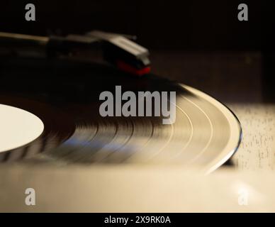 Vinyl-Aufnahme mit klaren Soundspuren und Stylus, Fokus auf Soundtracks, Old Style, klassisches Musikkonzept Stockfoto