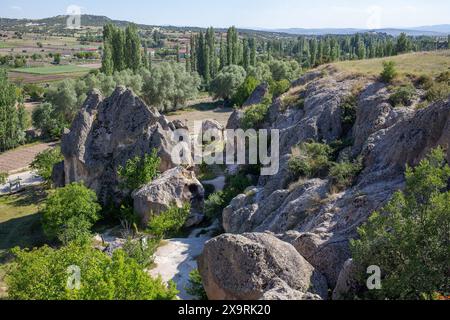 1. Juni 2024: Afyonkarahisay, Türkei, 1. Juni 2024: Blick auf die Wohngebiete, Gräber und Kapellen aus dem Grundgestein im Dorf Ayazini im Phrygianischen Tal. Die Region, die zwischen 900 und 600 v. Chr. von den Phrygern bewohnt wurde, ist definiert als die bergige Siedlung Phrygia Epictetus, Little Phrygia, im Dreieck Kutahya, Afyonkarahisar und Eskisehir und ist heute als Phrygisches Tal bekannt. (Kreditbild: © Tolga Ildun/ZUMA Press Wire) NUR REDAKTIONELLE VERWENDUNG! Nicht für kommerzielle ZWECKE! Stockfoto