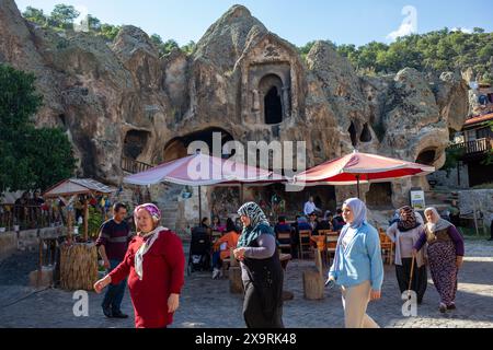 1. Juni 2024: Afyonkarahisay, Türkei, 1. Juni 2024: Blick auf die Wohngebiete, Gräber und Kapellen aus dem Grundgestein im Dorf Ayazini im Phrygianischen Tal. Die Region, die zwischen 900 und 600 v. Chr. von den Phrygern bewohnt wurde, ist definiert als die bergige Siedlung Phrygia Epictetus, Little Phrygia, im Dreieck Kutahya, Afyonkarahisar und Eskisehir und ist heute als Phrygisches Tal bekannt. (Kreditbild: © Tolga Ildun/ZUMA Press Wire) NUR REDAKTIONELLE VERWENDUNG! Nicht für kommerzielle ZWECKE! Stockfoto