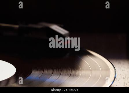 Vinyl-Aufnahme mit klaren Soundspuren und Stylus, Fokus auf Soundtracks, Old Style, klassisches Musikkonzept Stockfoto