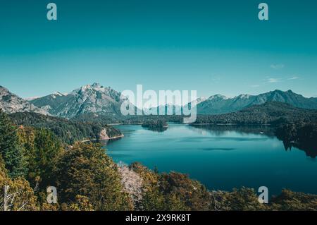 Atemberaubende Landschaften von Bariloche, Siete Lagos und San Martin de los Andes in Argentinien mit ruhigen Seen, majestätischen Bergen und üppigen Wäldern. Stockfoto