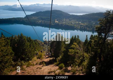 Atemberaubende Landschaften von Bariloche, Siete Lagos und San Martin de los Andes in Argentinien mit ruhigen Seen, majestätischen Bergen und üppigen Wäldern. Stockfoto