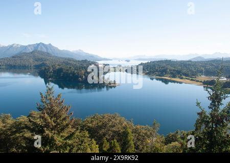 Atemberaubende Landschaften von Bariloche, Siete Lagos und San Martin de los Andes in Argentinien mit ruhigen Seen, majestätischen Bergen und üppigen Wäldern. Stockfoto