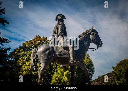 Reiterstatue von General San Martín in San Martín de los Andes, die die historische Figur in einer majestätischen Pose einfängt. Stockfoto