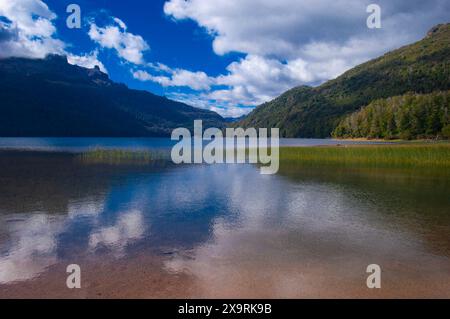 Atemberaubende Landschaften von Bariloche, Siete Lagos und San Martin de los Andes in Argentinien mit ruhigen Seen, majestätischen Bergen und üppigen Wäldern. Stockfoto