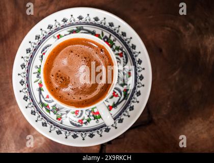 Der typisch türkische Kaffee wird in einer Porzellanschale serviert, die von türkischen Meistern bemalt wurde Stockfoto