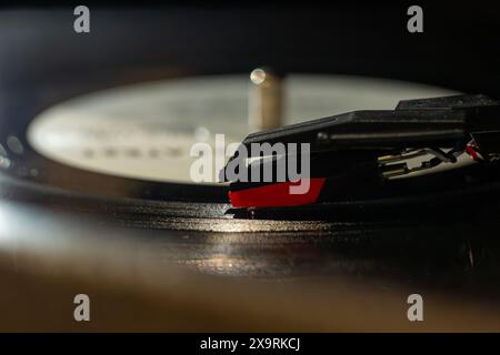 Vinyl-Aufnahme mit klaren Soundspuren und Stylus, Fokus auf Soundtracks, Old Style, klassisches Musikkonzept Stockfoto