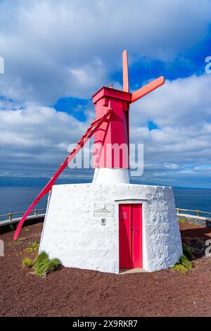 Windmühle mit einzigartigen Merkmalen aus der asoreanischen Gemeinde Urzelina. São Jorge-Insel Azoren-Portugal. Stockfoto