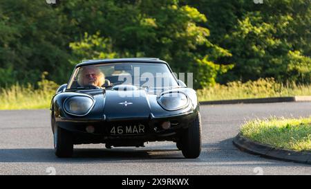 Stony Stratford, UK - 2. Juni 2024: 1969 Marcos Oldtimer fahren auf einer britischen Landstraße Stockfoto