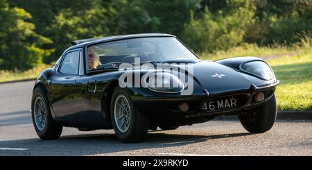 Stony Stratford, UK - 2. Juni 2024: 1969 Marcos Oldtimer fahren auf einer britischen Landstraße Stockfoto