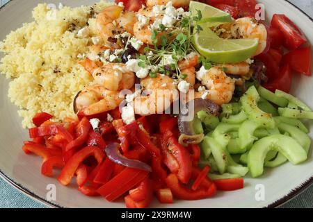 Bunte Couscous Schüssel mit Garnelen und frischem Gemüse Stockfoto