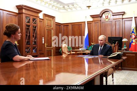 Moskau, Russland. Juni 2024. Der russische Präsident Wladimir Putin, rechts, spricht bei einem persönlichen Treffen im Kreml am 1. Juni 2024 in Moskau mit den Verteidigern der Vorsitzenden der Vaterland Foundation Anna Tsivilyova, links. Quelle: Alexander Kazakov/Kreml Pool/Alamy Live News Stockfoto