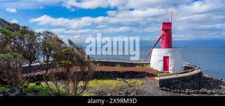 Windmühle mit einzigartigen Merkmalen aus der asoreanischen Gemeinde Urzelina. São Jorge-Insel Azoren-Portugal. Stockfoto