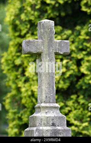 Religionssymbol auf einem Friedhof in Roznov Pod Radhostem in Tschechien. Altes Betonkreuz. Stockfoto