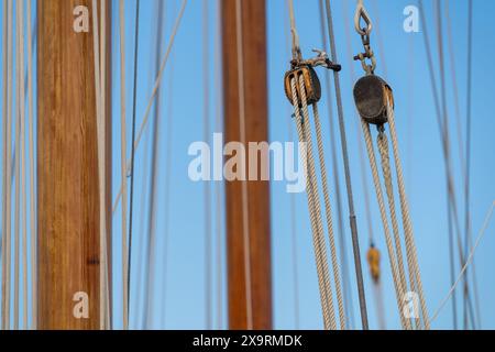 Geflochtene Seile auf vielen Segelbooten. Hochwertige Fotos. Stockfoto