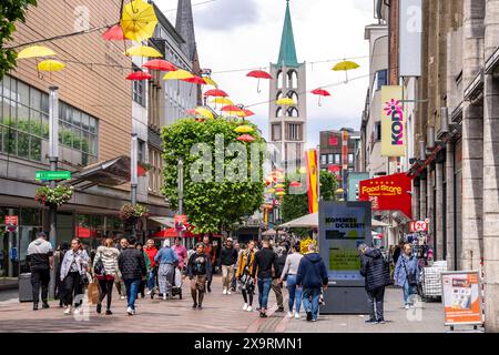 Die Innenstadt von Gelsenkirchen, Bahnhofstraße, Fußgängerzone, Einkaufsstraße, Geschäfte, Turm der Evangelischen Altstadtkirche, NRW, Deutschland, Stadt Gelsenkirchen *** das Stadtzentrum von Gelsenkirchen, Bahnhofstraße, Fußgängerzone, Einkaufsstraße, Geschäfte, turm der Evangelischen Altstadtkirche, NRW, Deutschland, Stadt Gelsenkirchen Stockfoto