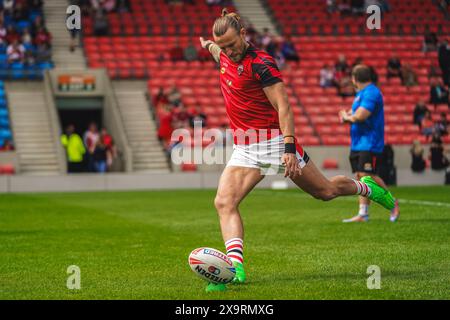 Salford, Manchester, Großbritannien. Juni 2024. Super League Rugby: Salford Red Devils gegen London Broncos im Salford Community Stadium. CHRIS HANKINSON vor dem Spiel macht sich warm. James Giblin/Alamy Live News. Stockfoto